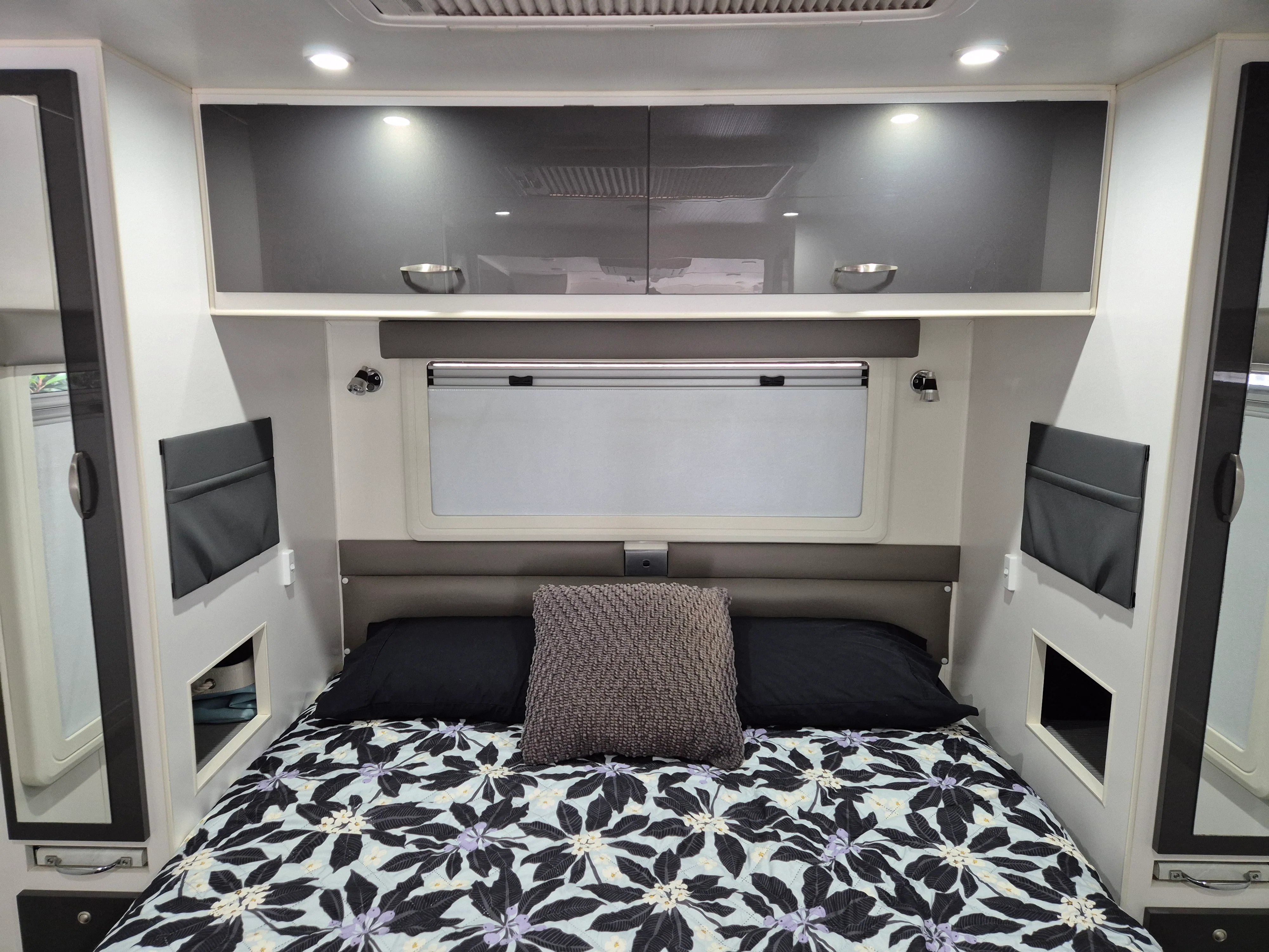 Vinyl Caravan Wall Storage Pocket - Wide (40x27cm) - Image 9